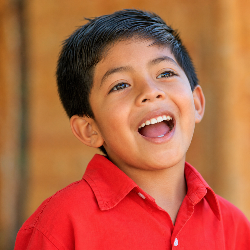 Niño del coro cantando feliz